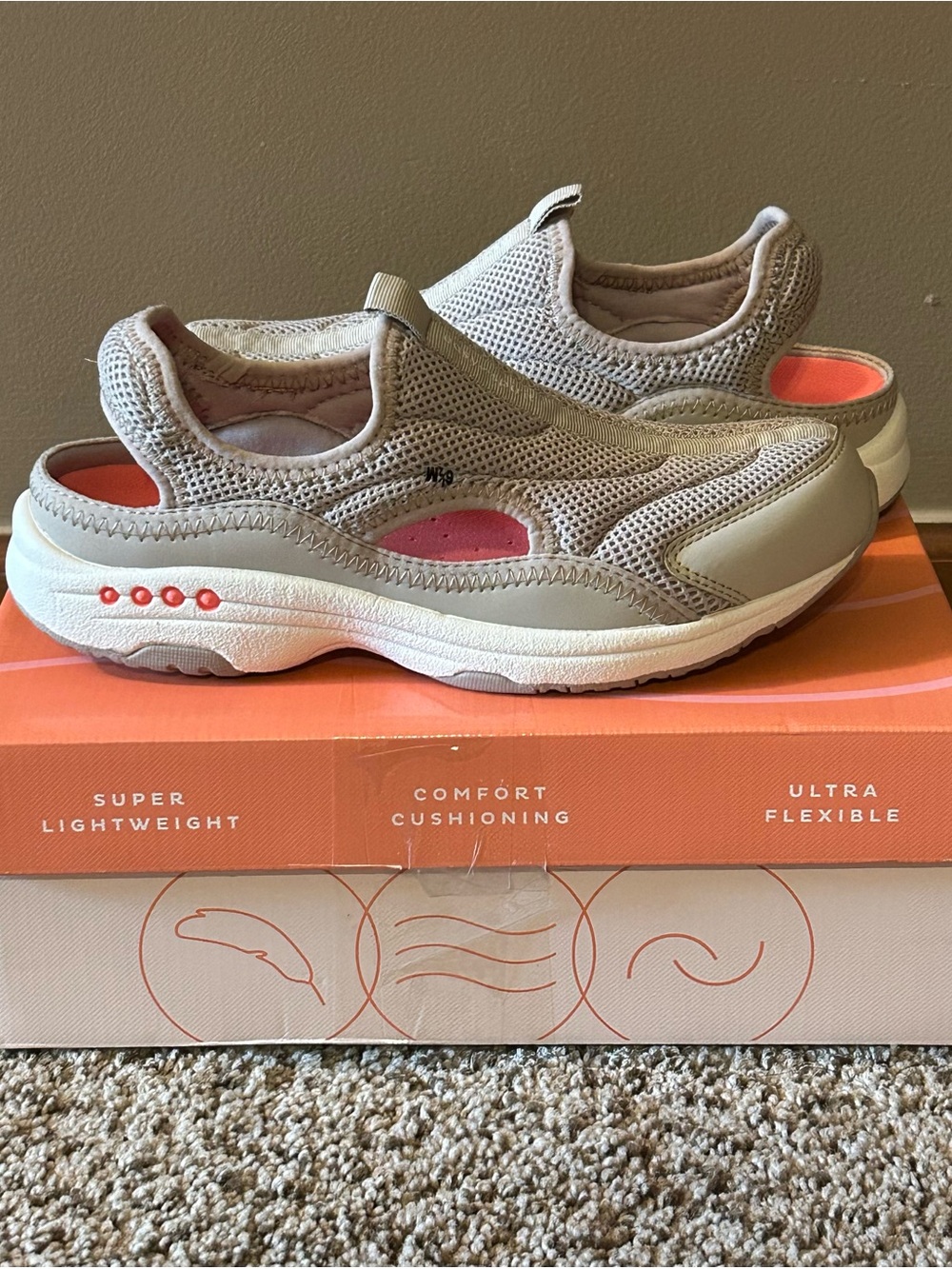 Easy Spirit Trina Cushioned Slip on walking shoes with contoured arch size 6.5